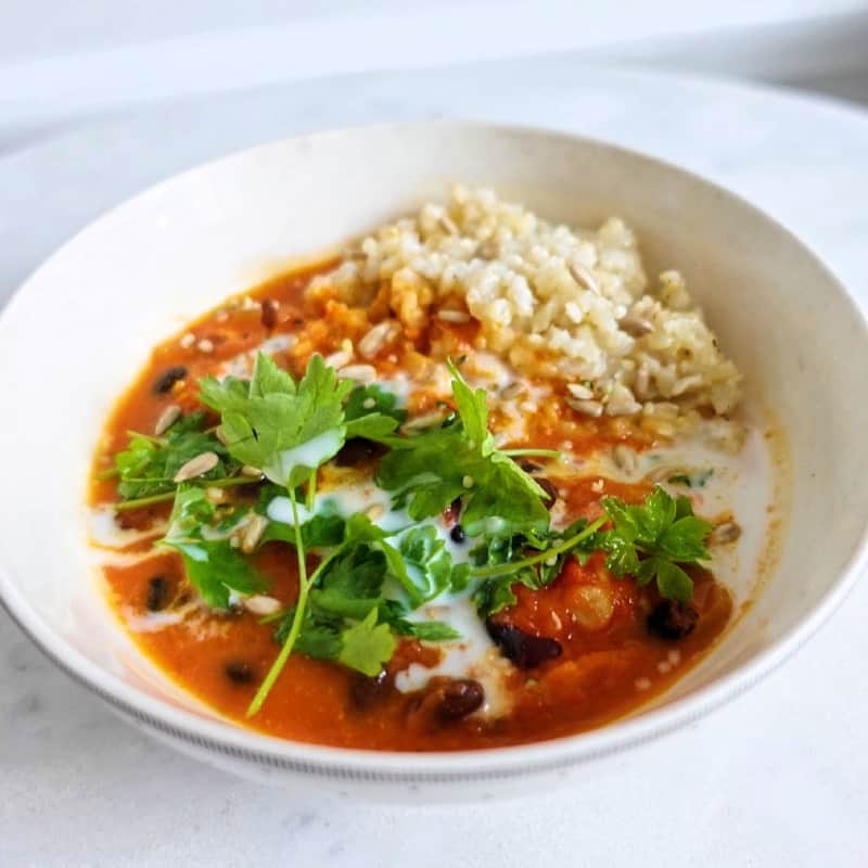 Tomat- och currygryta med svarta bönor