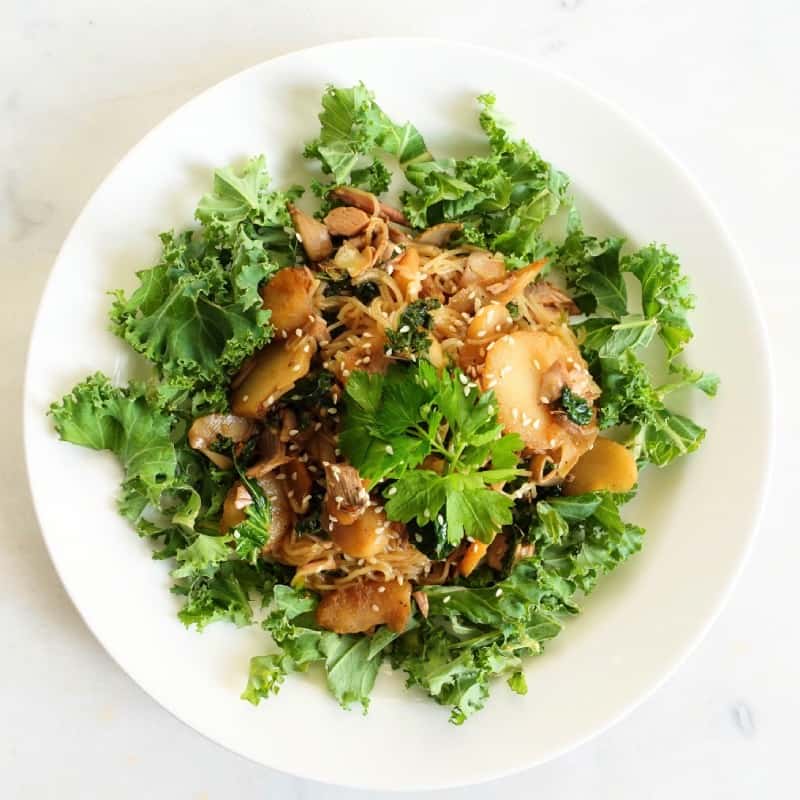 Nudelwok med bananblomma, kastanjer och miso