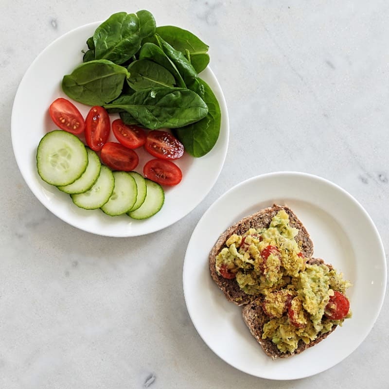 Smörgås med avokado- och kikärtsröra