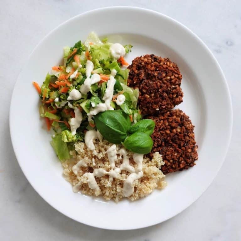 Veganska bönbiffar med bovete och quinoa