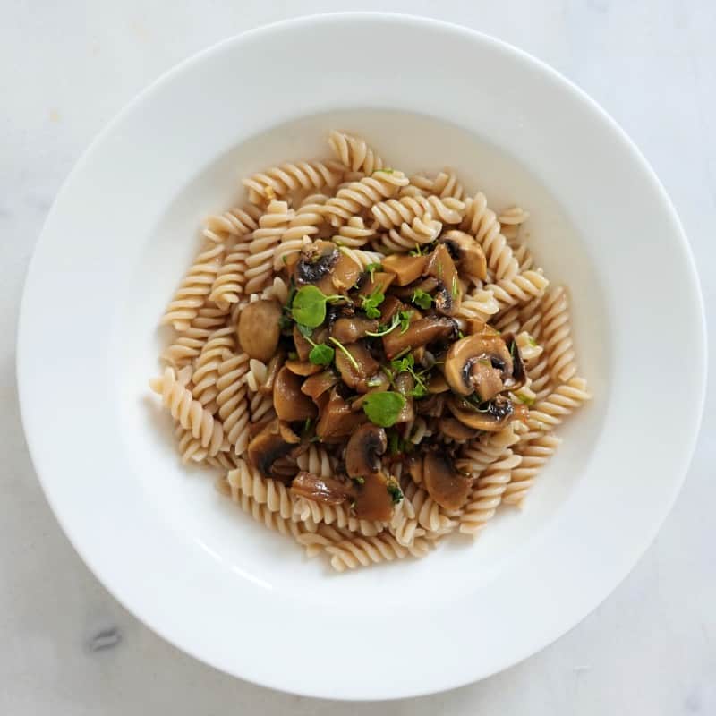 Champinjonpasta med chili, vitlök och persilja