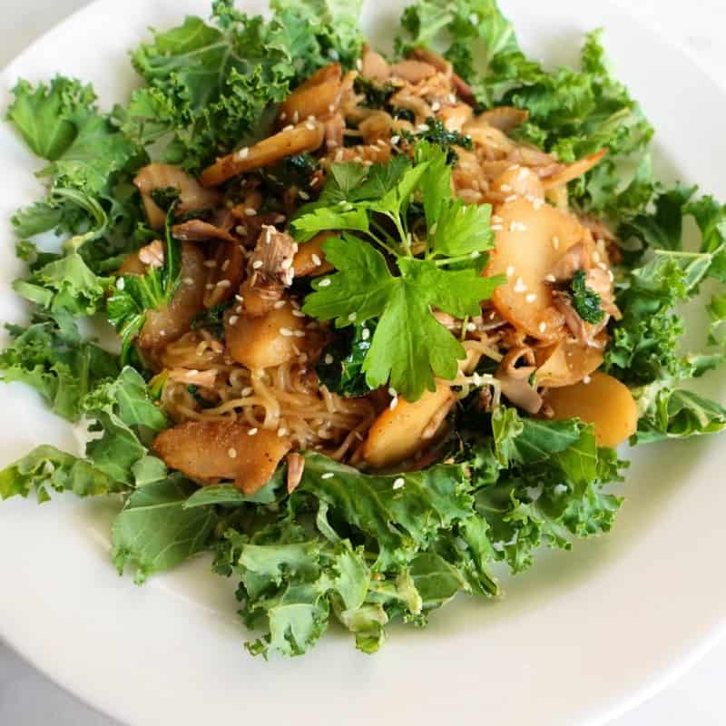 Nudelwok med bananblomma, kastanjer och miso