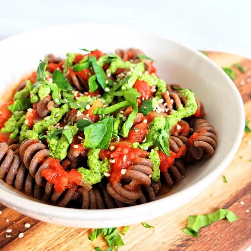 Glutenfri pasta, tomat grönkålspesto