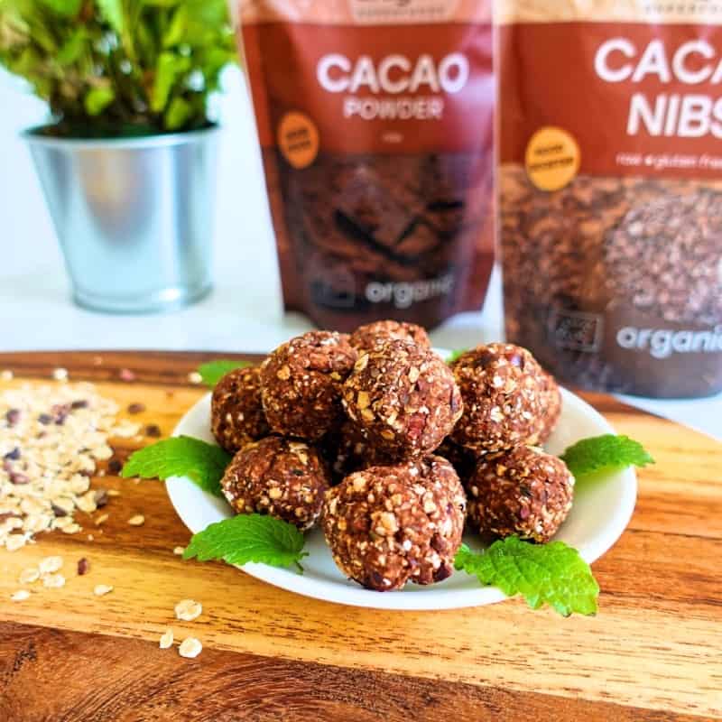 Glutenfria energibollar med kakonibs och hampafrön
