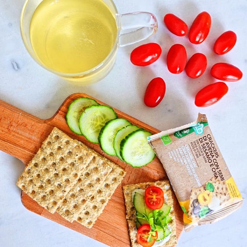 Glutenfria knäckebröd med solroskräm och grönsaker