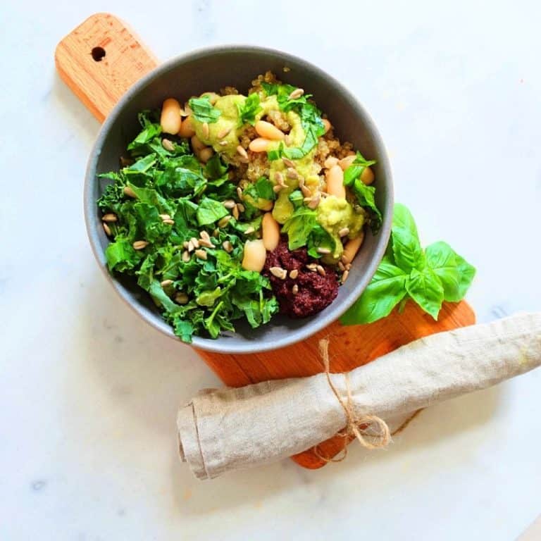 Varm quinoabowl med krämig sås och cannelinibönor