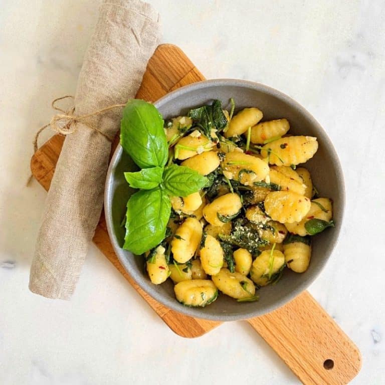 Glutenfri gnocchi med brynt salvia och vitlök