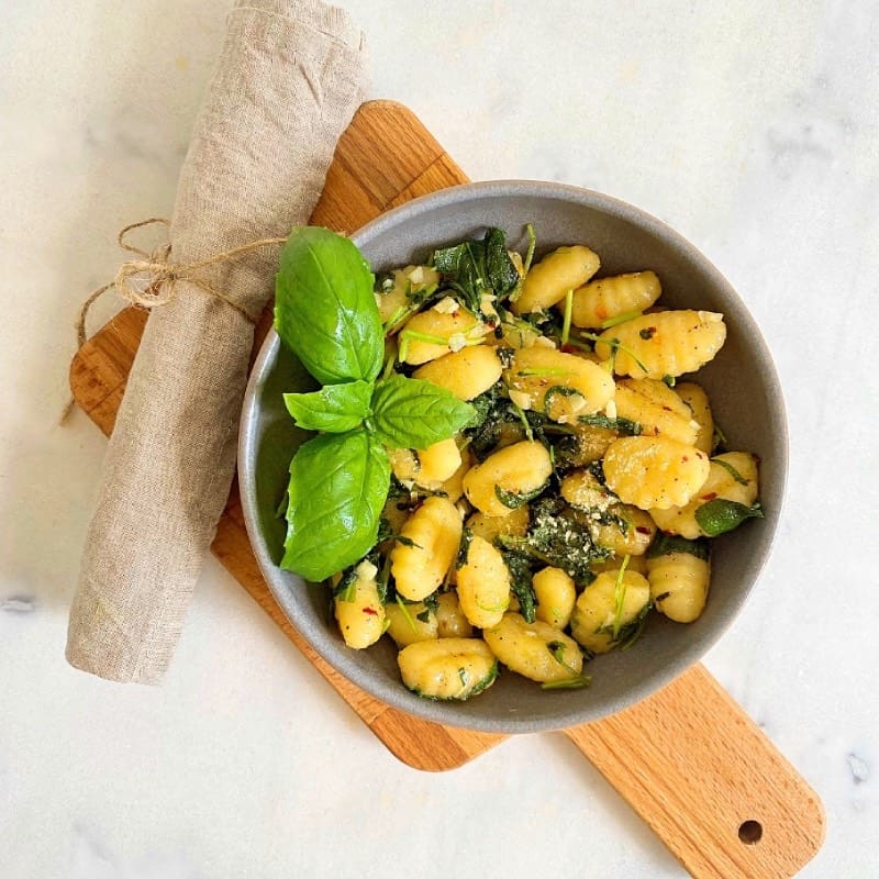 Glutenfri gnocchi med brynt salvia och vitlök