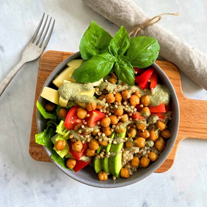 Quinoabowl med rostade curry- och paprikakikärtor och örtdressing