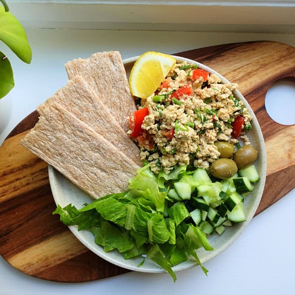 Scrambled tofu med tomat