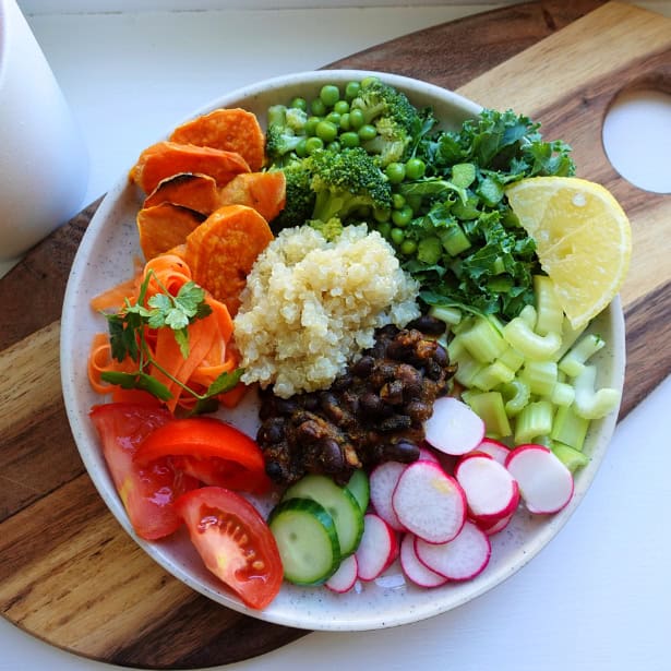 Matig vegansk sallad med svarta bönor