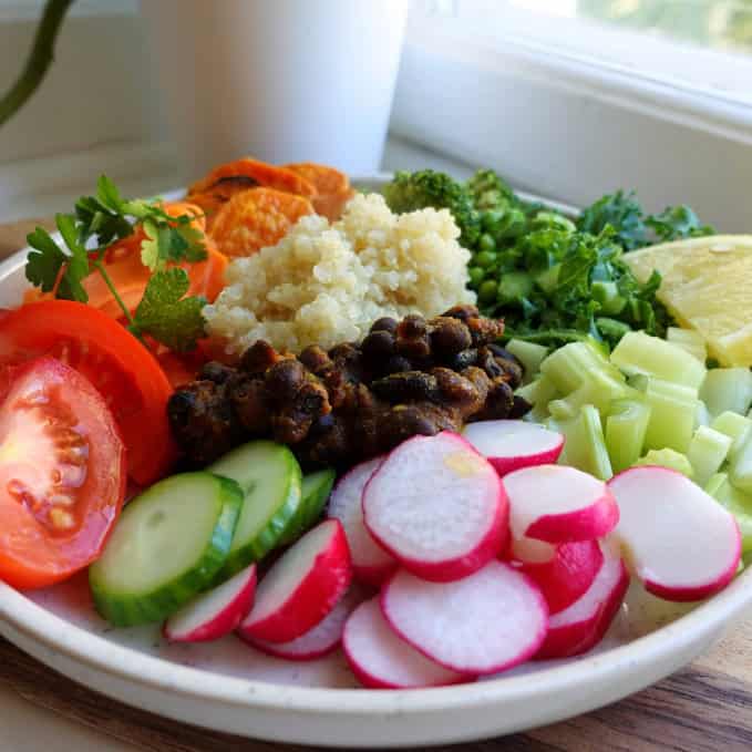 Matig vegansk sallad med svarta bönor
