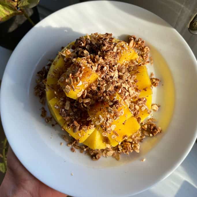 Mango med no bake granola