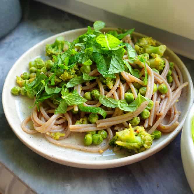 Glutenfri pasta med ärtor, mynta & vitlök