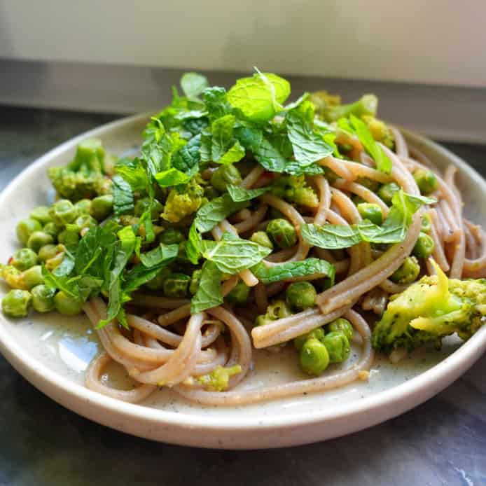 Glutenfri pasta med ärtor, mynta & vitlök