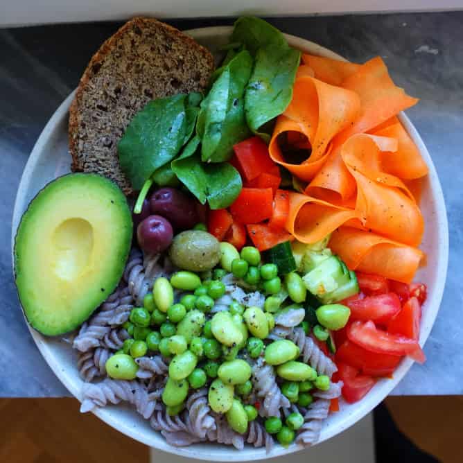 Enkel glutenfri vegansk pastasallad med edamame