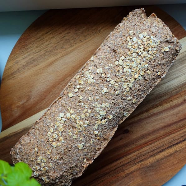 Glutenfritt, växtbaserat sesambröd